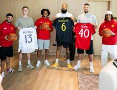 聯(lián)动！祖巴茨等NBA球员造访卡灵顿，获赠曼聯(lián)球衣