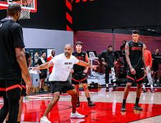 火(huǒ)箭訓(xùn)练赛场激烈對(duì)抗，申京隔扣亚当斯，小史(shǐ)密斯暴扣两人