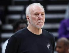 马刺队悬挂旗帜，致敬传奇格雷(léi)格·波波维奇职业生涯