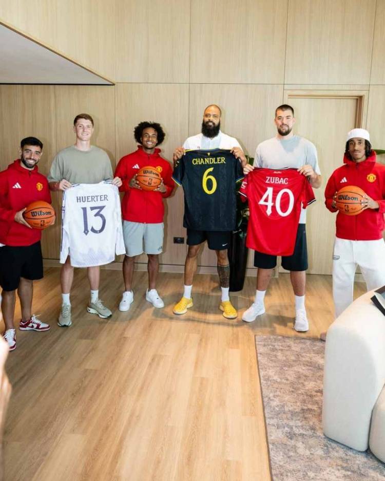 聯(lián)动！祖巴茨等NBA球员造访卡灵顿，获赠曼聯(lián)球衣