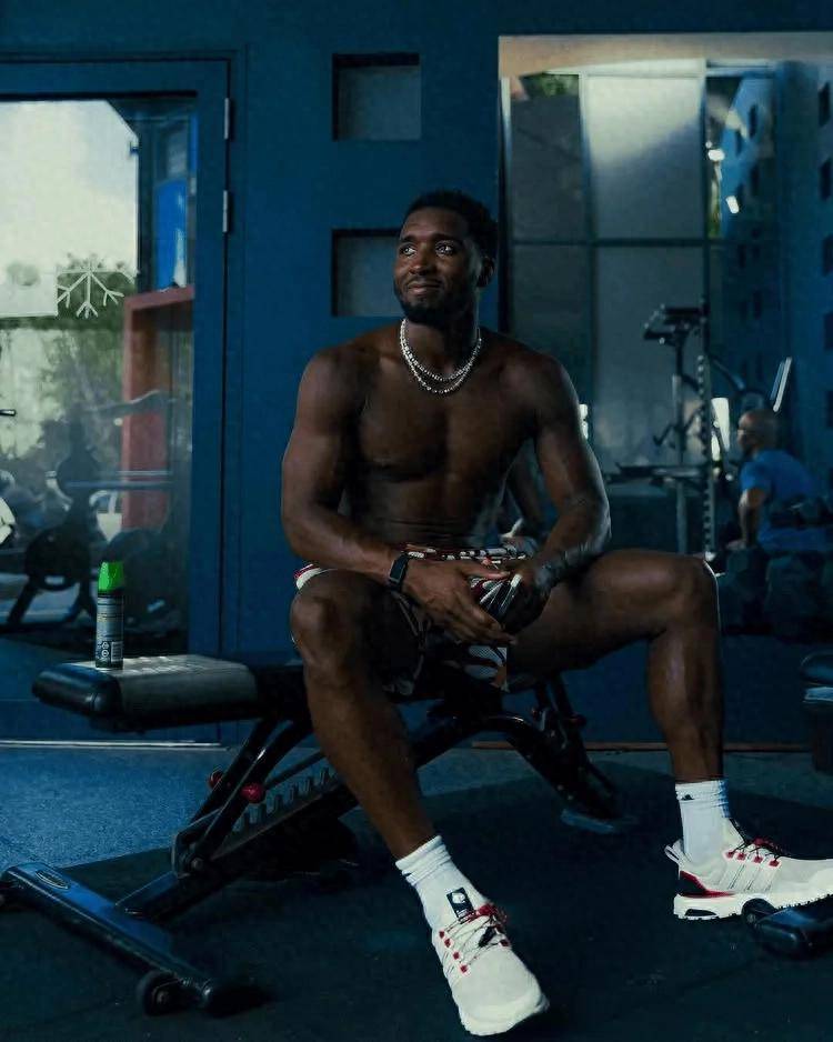 生涯首次一阵!多诺万-米切尔ins晒出训练和(hé)休闲照