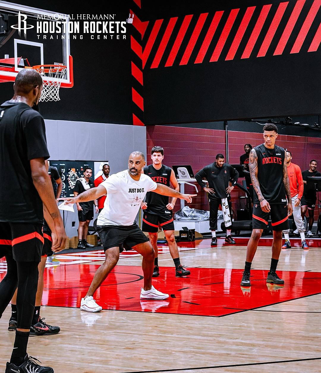 火(huǒ)箭训练氛(fēn)围紧张!申京隔扣亞(yà)当斯,史密(mì)斯迎战两人暴扣