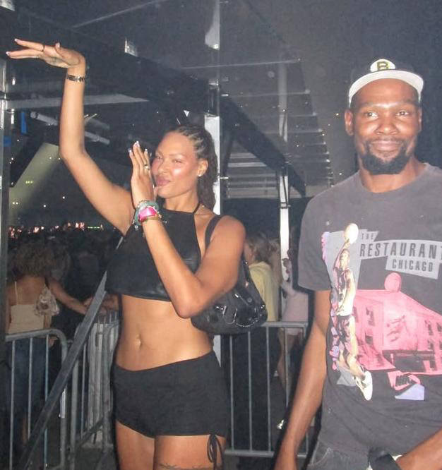 火(huǒ)箭训练氛(fēn)围紧张!申京隔扣亞(yà)当斯,史密(mì)斯迎战两人暴扣