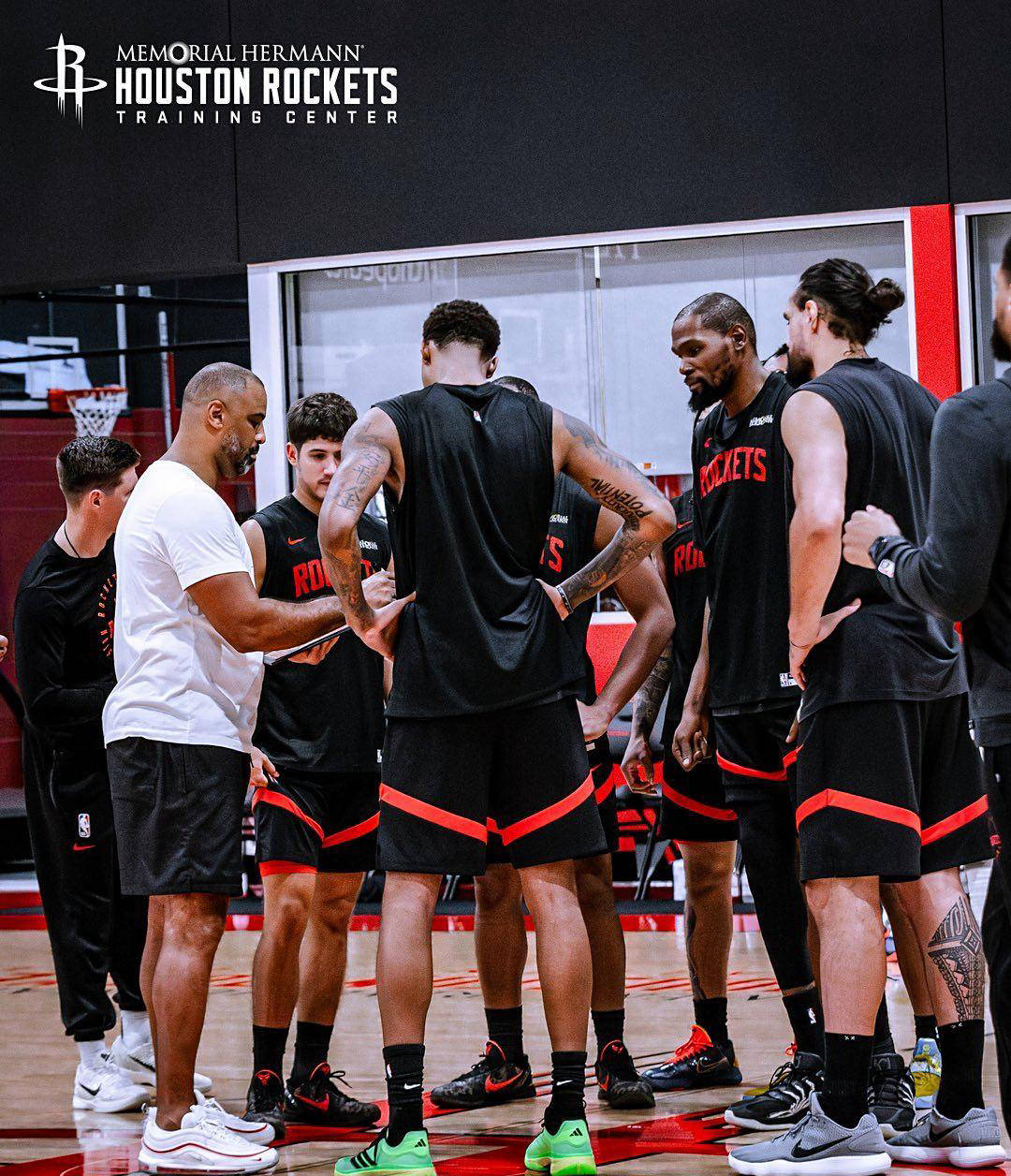 火(huǒ)箭训练氛(fēn)围紧张!申京隔扣亞(yà)当斯,史密(mì)斯迎战两人暴扣